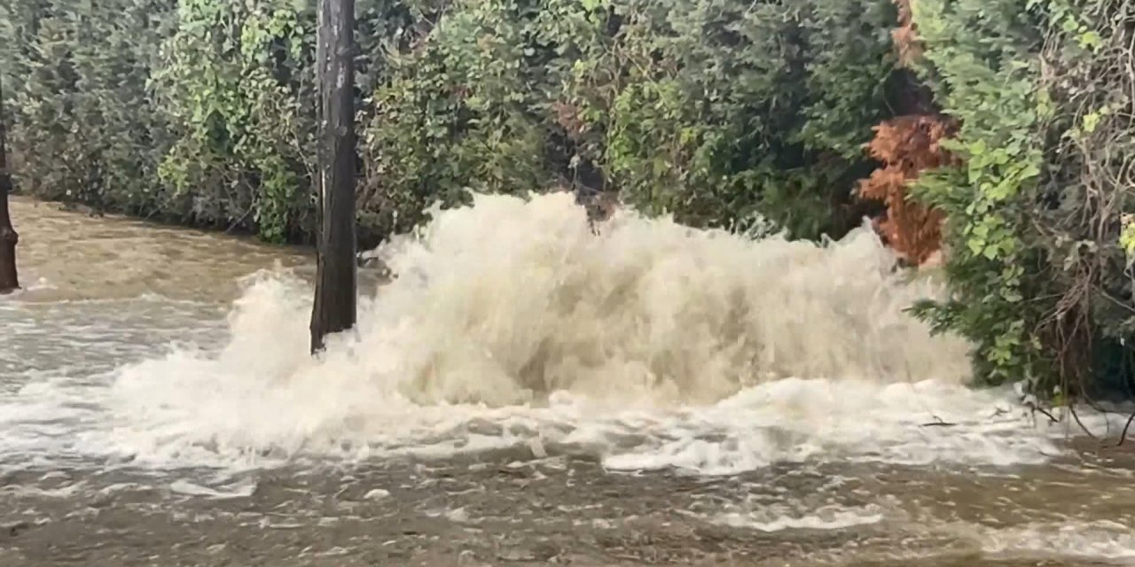 Bakırköy’de su borusu patladı: Caddeler sular altında kaldı