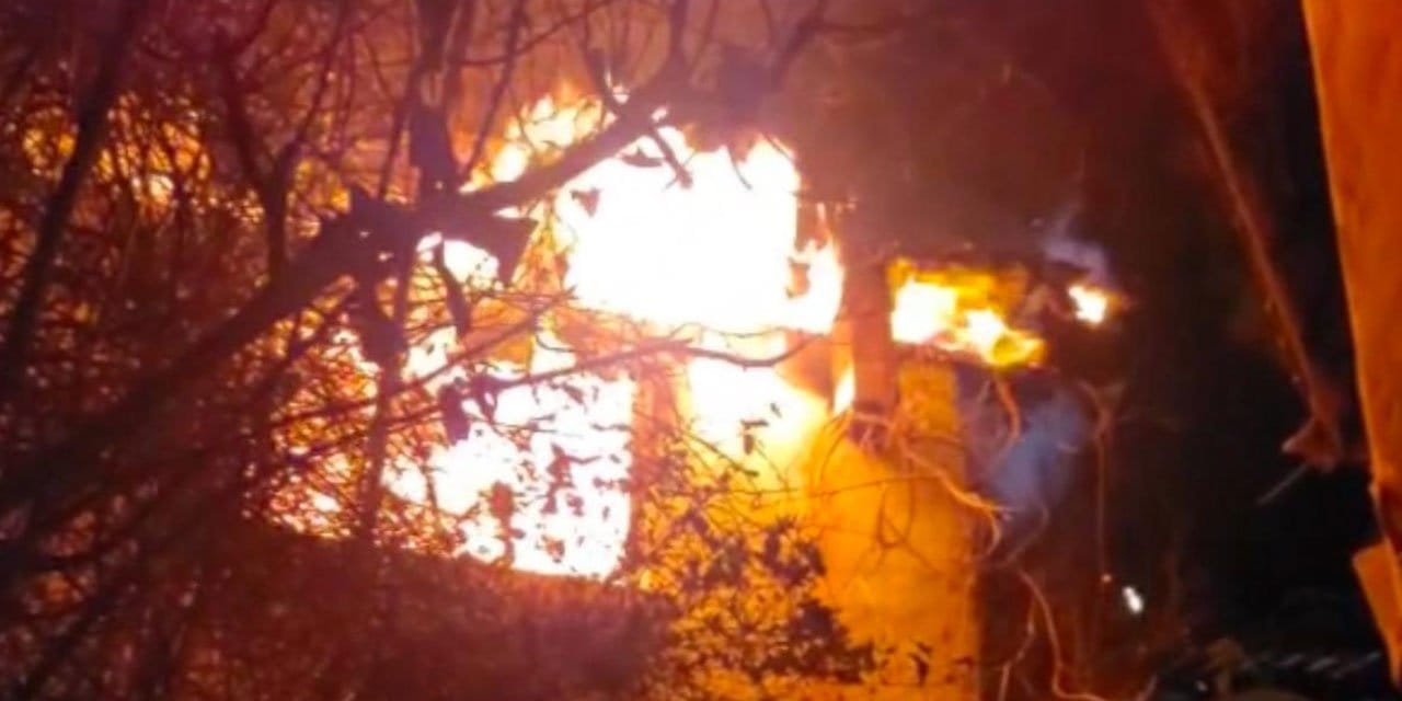 Motosikletli gençler ev sakinlerinin hayatlarını kurtardı