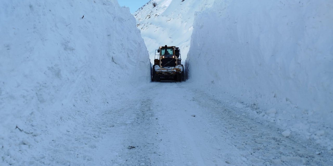 Yüksekova'da mezra yoluna ikinci kez düşen çığ temizlendi