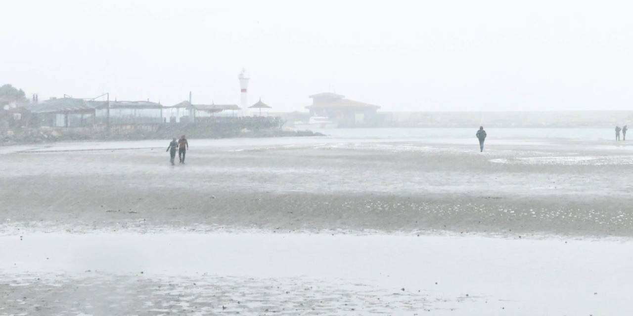 Silivri'de deniz metrelerce çekildi: İlk defa böyle görüyorum