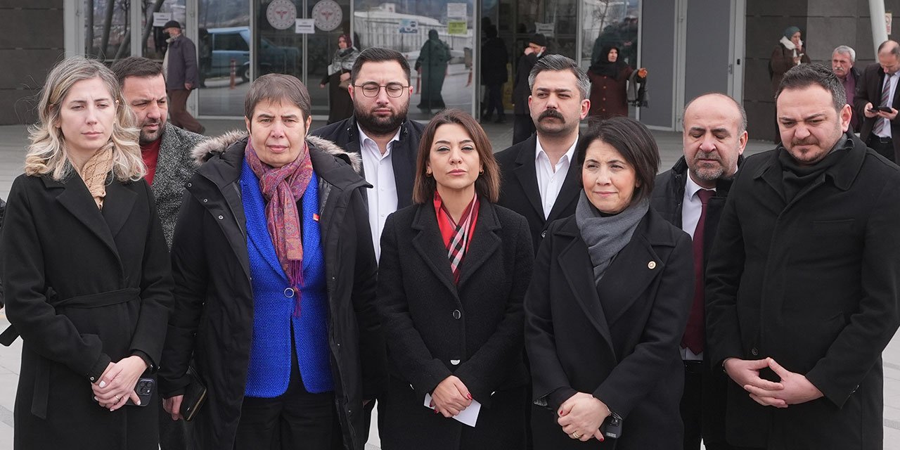 CHP heyeti sahte içki sebebiyle tedavi altına alınanları hastanede ziyaret etti