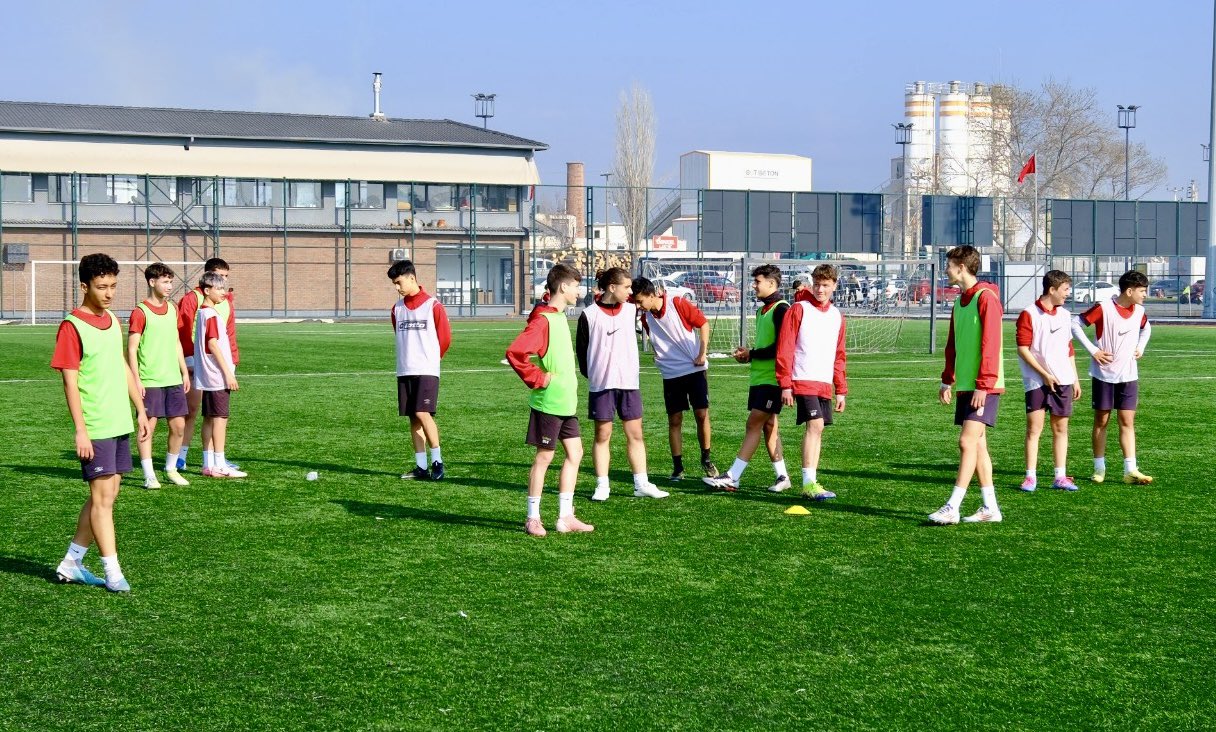 İzmir'de saha karıştı: 3 futbolcu yaralandı