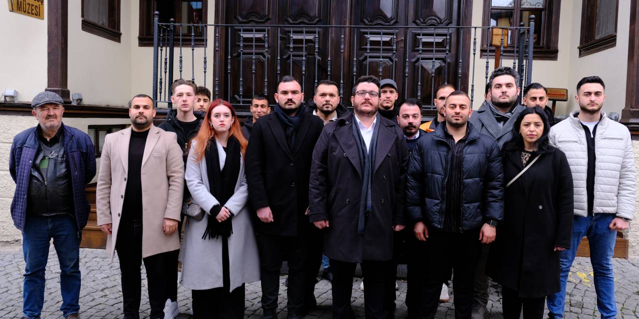 CHP’li gençler teğmenlerin ihracını protesto etti