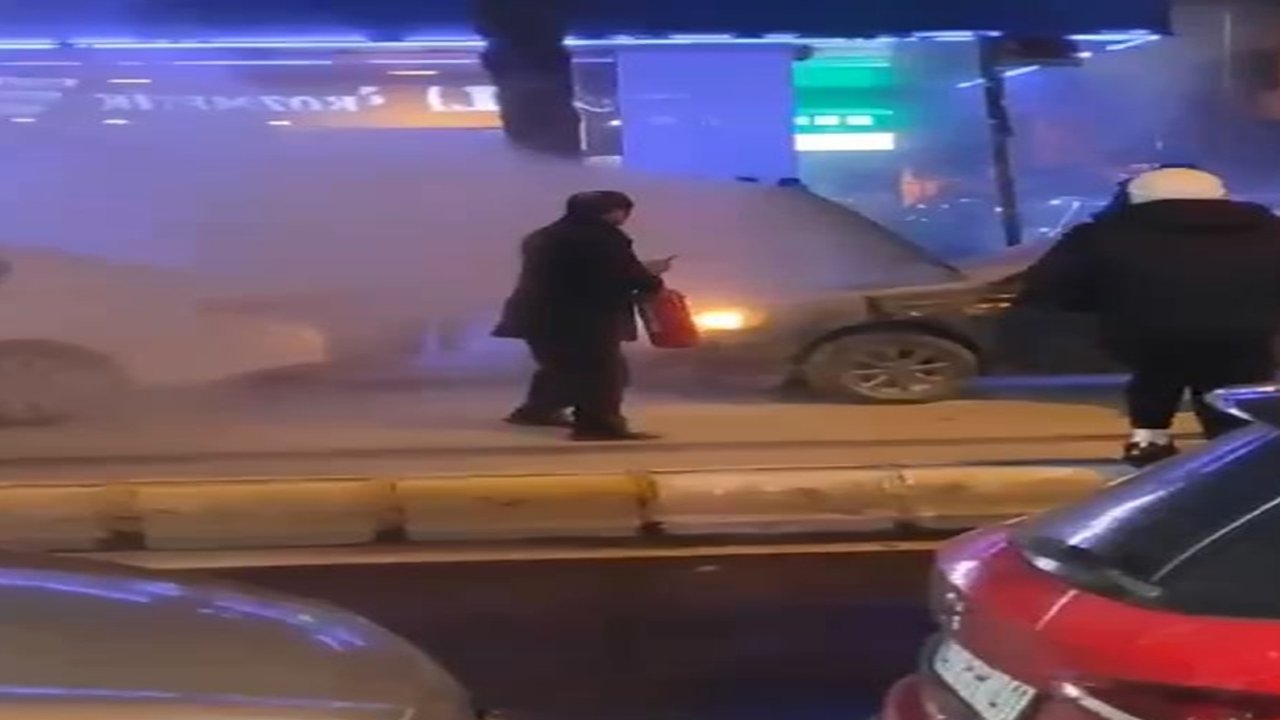 Park halindeki otomobil alev aldı: Yurttaşlar seferber oldu