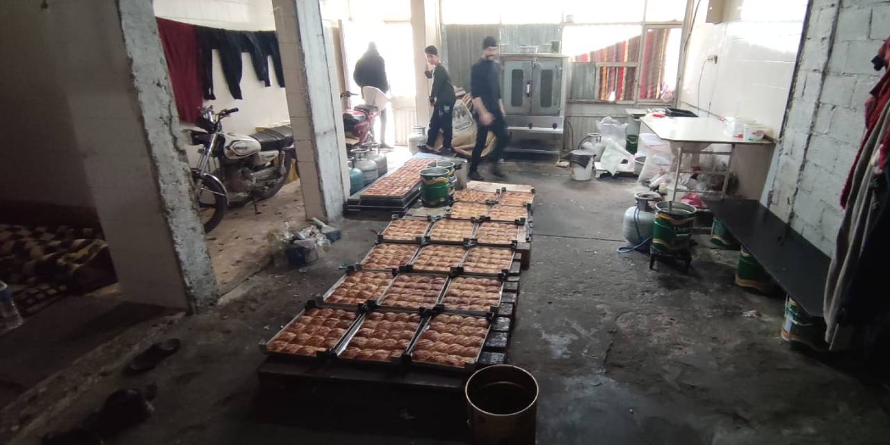 Şanlıurfa'da hijyen kurallarına uymayan ruhsatsız tatlıcı mühürlendi