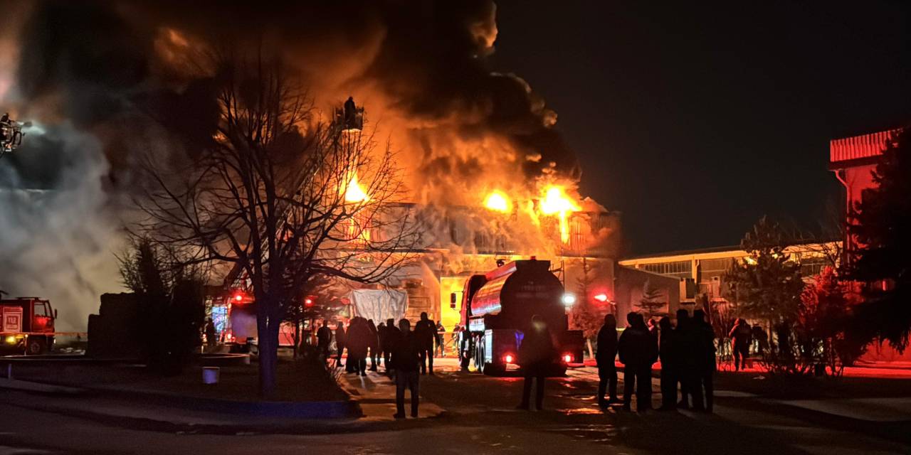 Afyonkarahisar'da fabrikada çıkan yangın büyüyor