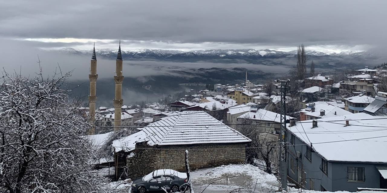 Adana'da yoğun kar yağışı sonrası eğitime ara verildi
