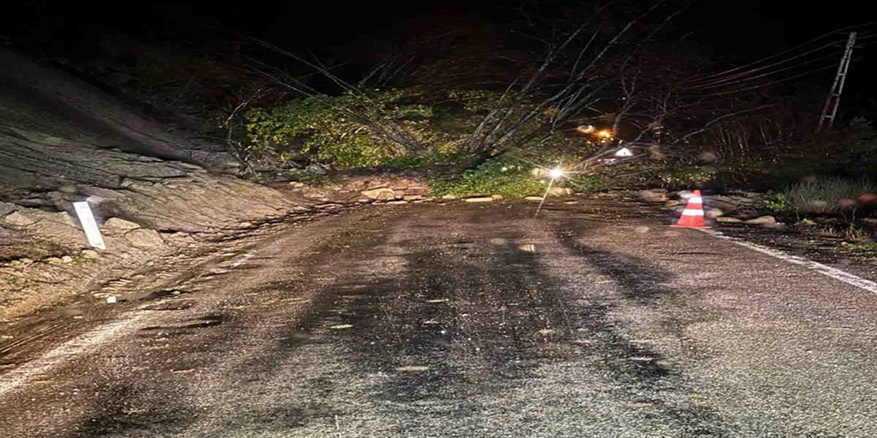 Kastamonu'da heyelan yolu ulaşıma kapattı