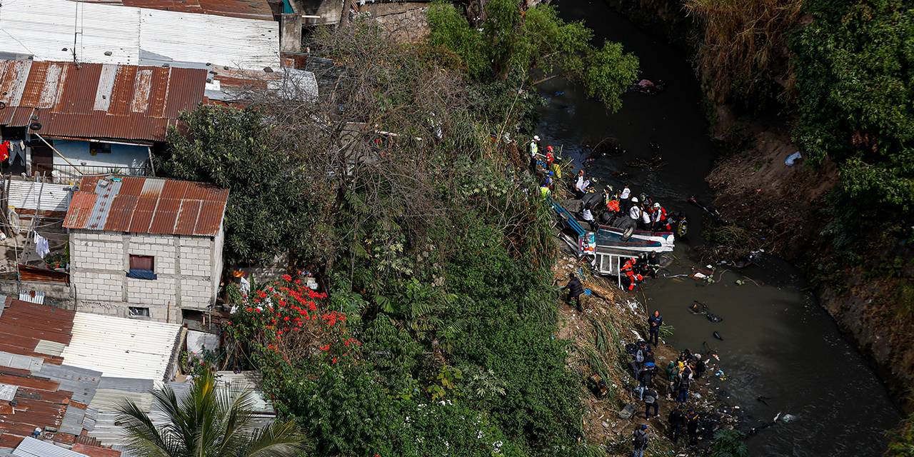 Guatemala'da yolcu otobüsü köprüden düştü: 51 ölü