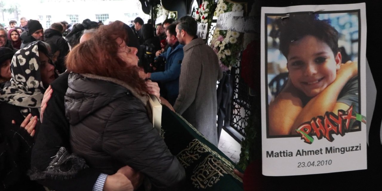 İtalyan şefin oğlu son yolculuğuna uğurlandı! Yürek dağlayan görüntüler