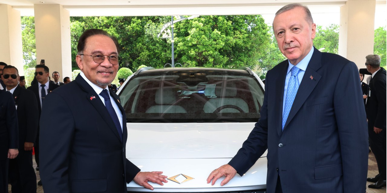 Erdoğan Malezya Başbakanı'na TOGG hediye etti