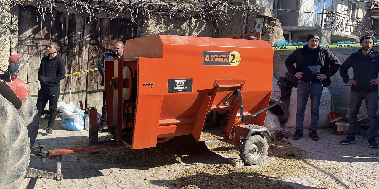 Dengesini kaybeden çiftçi yem karma makinesine düşerek yaşamını yitirdi