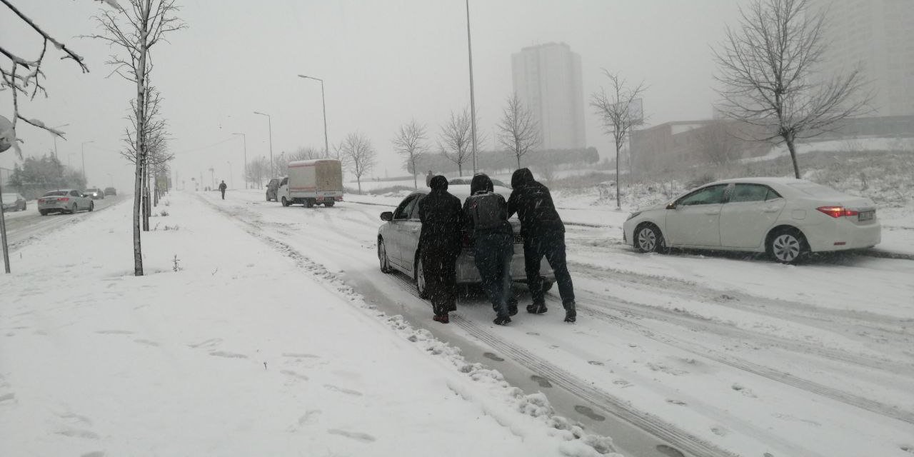 İstanbul'da bu yolları kullanacaklar dikkat: Kar yolları kapadı