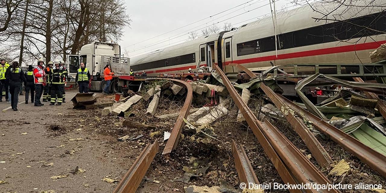 Hamburg’da feci kaza: Hızlı tren TIR'a çarptı