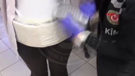 Beline sarılı bezde 40 kaçak cep telefonuyla yakalandı