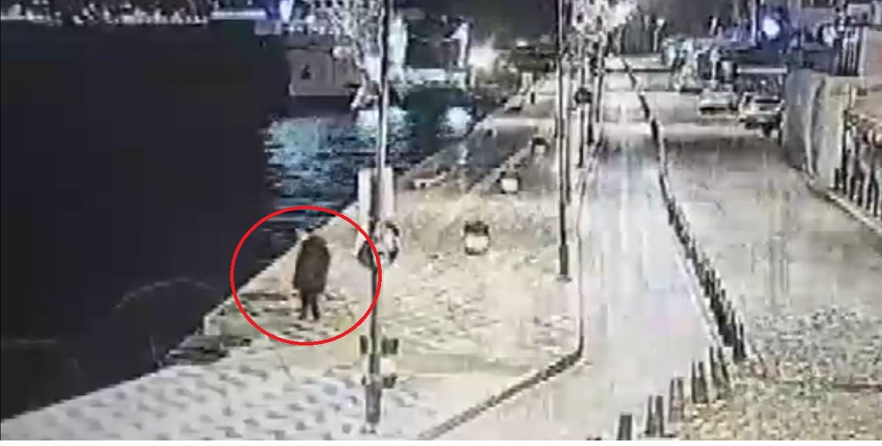 Dengesini kaybedip denize düştü: Boğulduğu anlar kameralara yansıdı