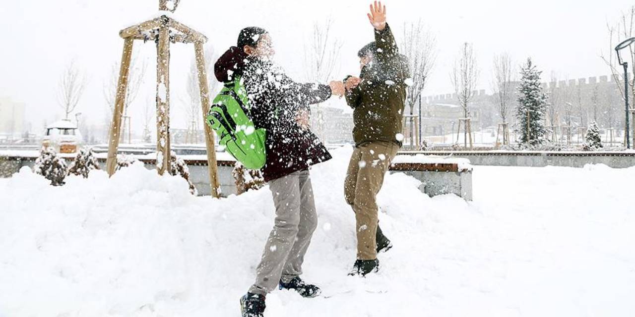 Yoğun kar yağışı nedeniyle Malatya'da okullar tatil edildi