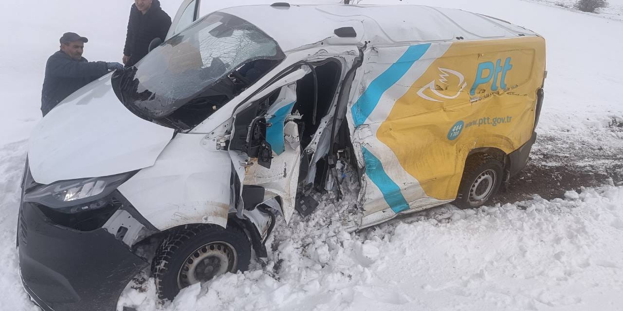 Samsun-Sivas hattında yük treni minibüse çarptı: 1 yaralı
