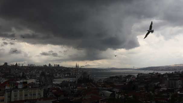 Aniden bastıran yağmur İstanbullulara zor anlar yaşattı