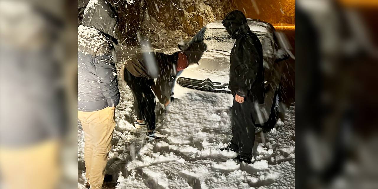 Kar öyle böyle vurmadı! Normalde denize girerlerdi şimdi evden çıkamıyorlar