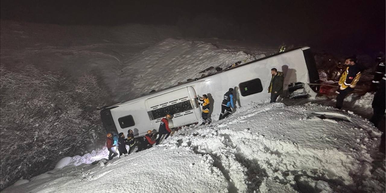 Bingöl'de yolcu otobüsü devrildi: Ölü ve yaralılar var