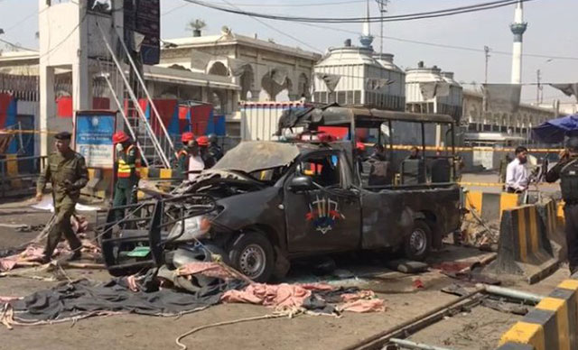 Pakistan'da canlı bomba saldırısı: 5'i polis, 9 ölü; 24 yaralı