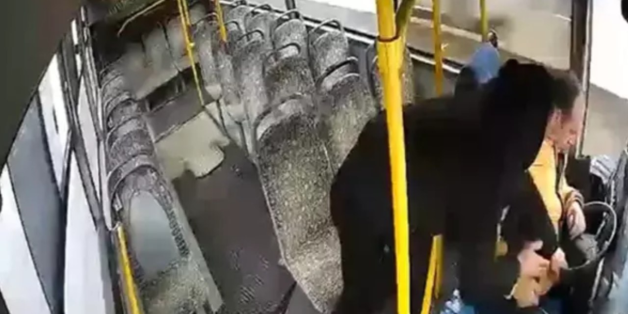 Otobüste dehşet anları: Yolcu direksiyona geçti!