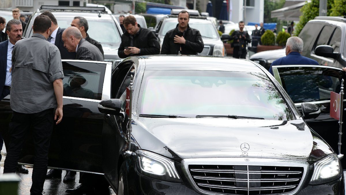 Erdoğan AKP İl binasına koruma ordusuyla geldi