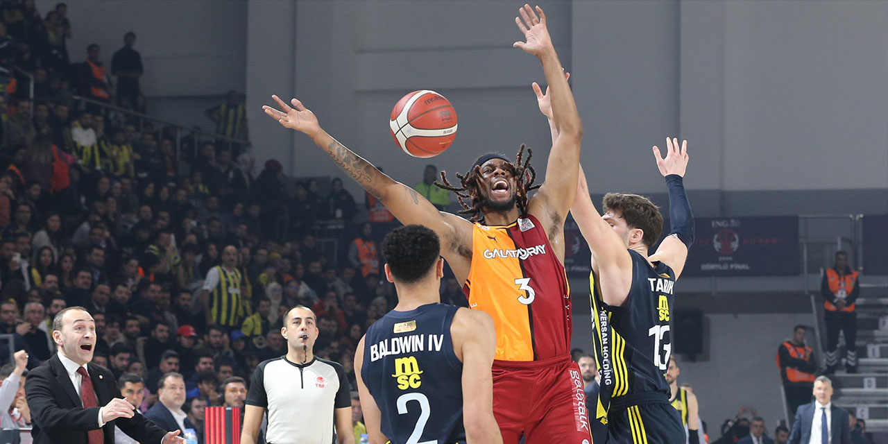 Galatasaray sahayı terk etti: Derbi yarıda kaldı