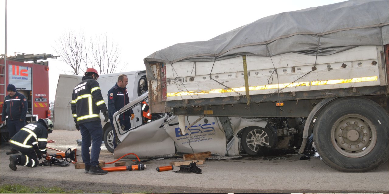 Samsun'da minibüs tırın altına girdi: Ölü ve yaralılar var