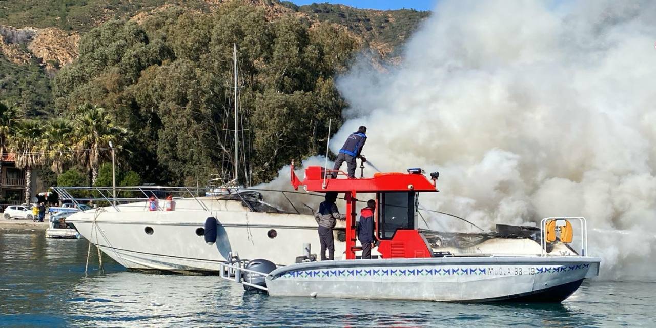 Marmaris'te yat yangını! Acil müdahale teknesi devreye girdi