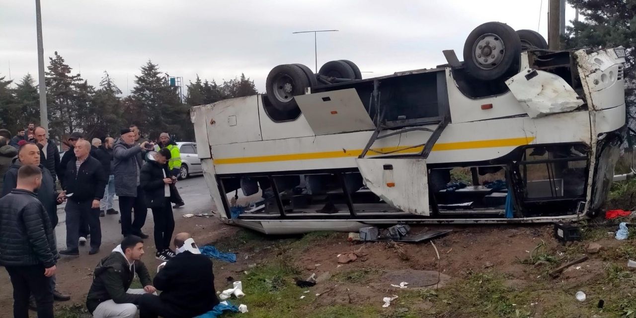 Fabrika işçilerinin taşındığı servis takla attı