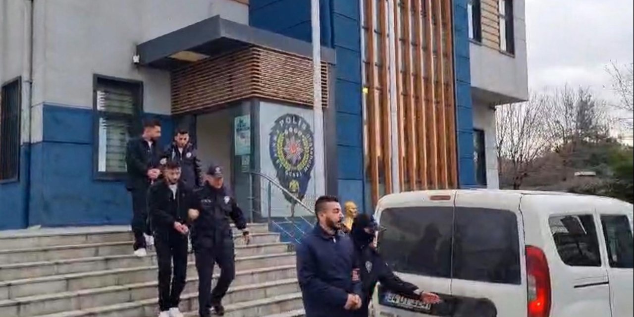 Yol kesip otomobile saldıran 2 maganda tutuklandı