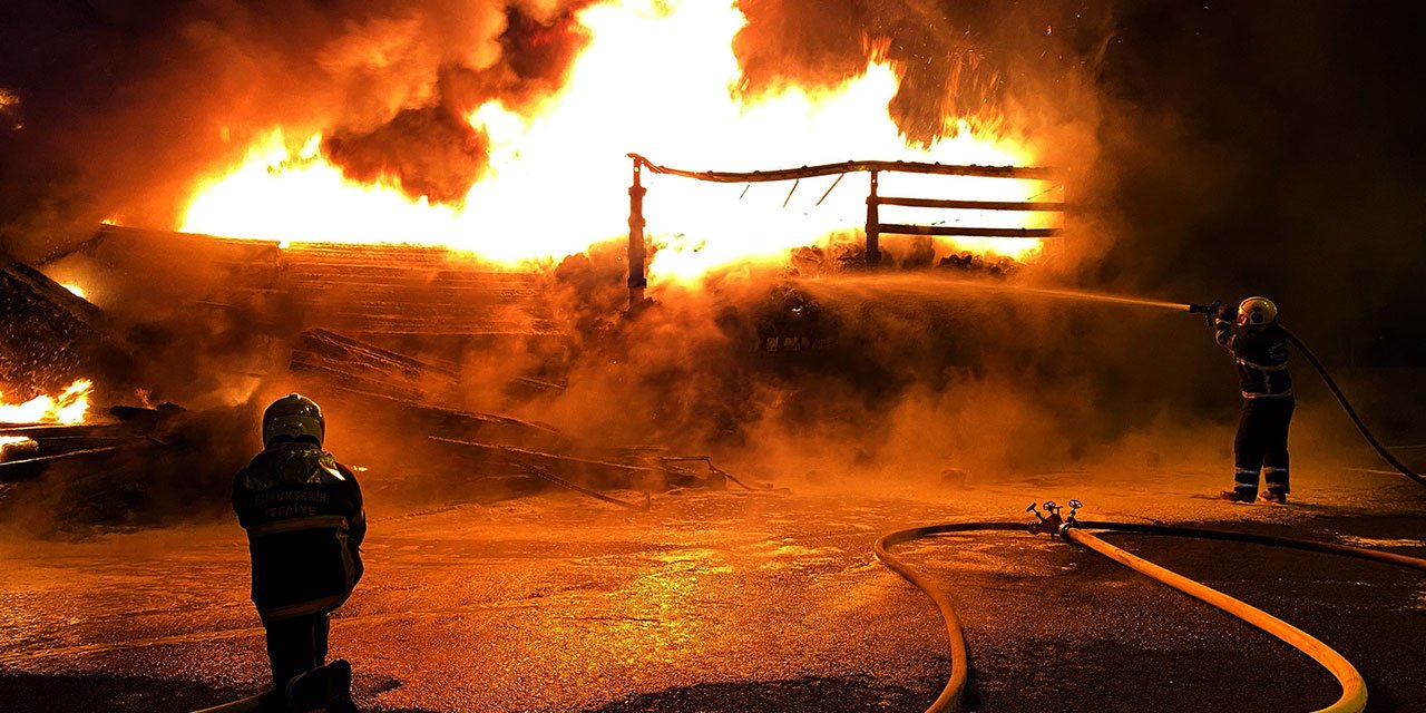Gaziantep’te iplik yüklü TIR yandı