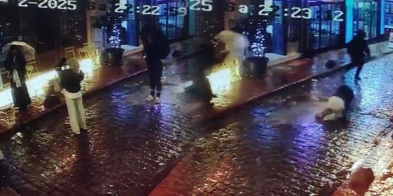 Taksim’de arkadaşının fotoğrafını çeken turist kapkaça uğradı