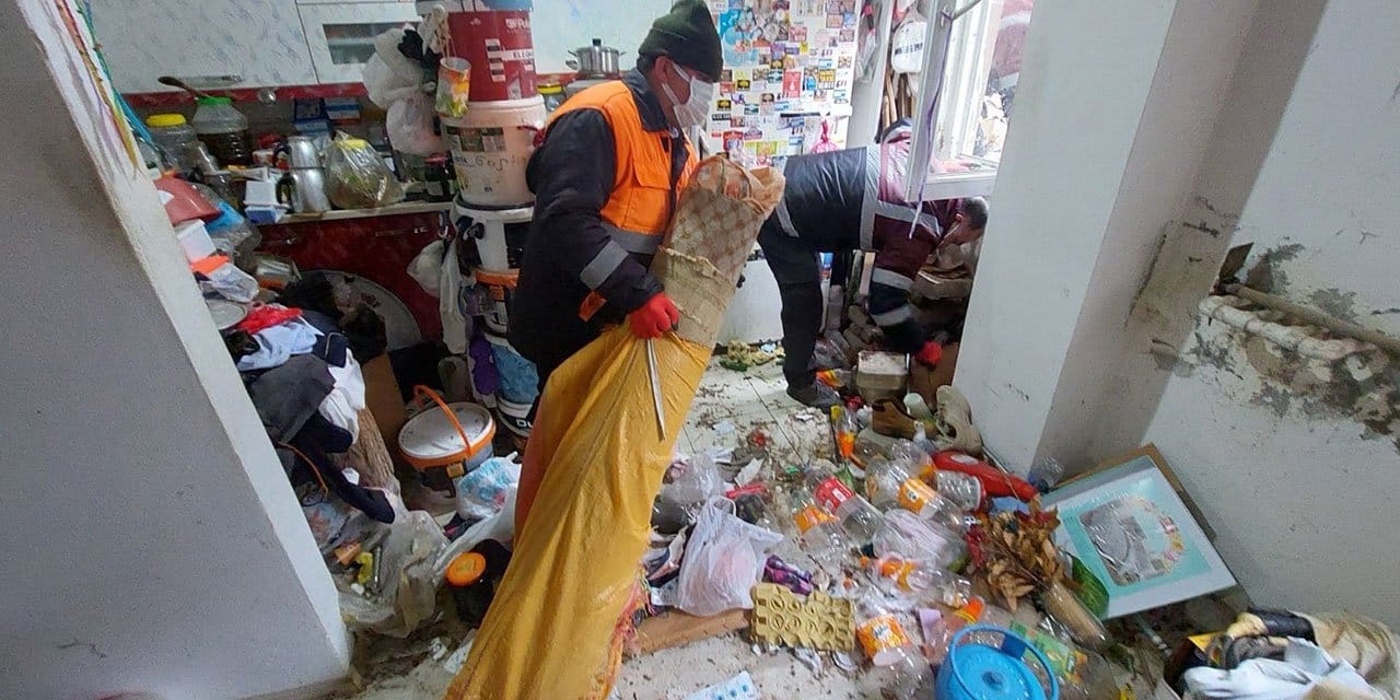 Evden 10 kamyonet çöp çıktı