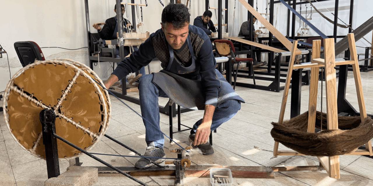 Şal şepik kumaş usta ellerde yeni tasarımlara dönüştü