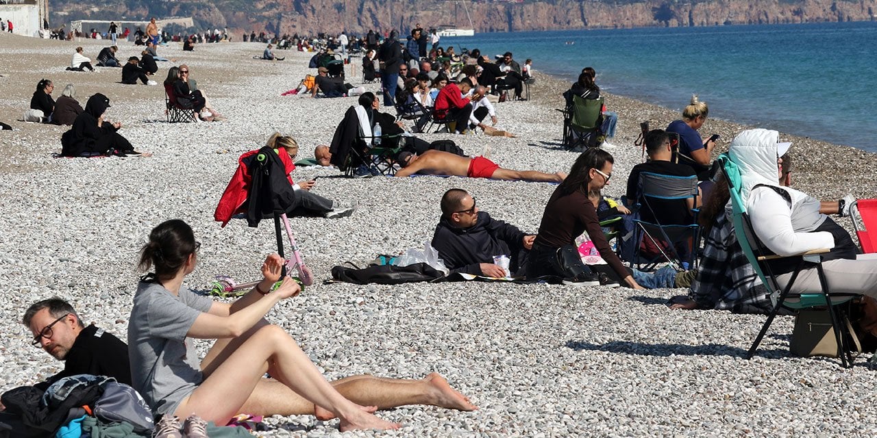 Antalya'da güneşli havada sahil keyfi