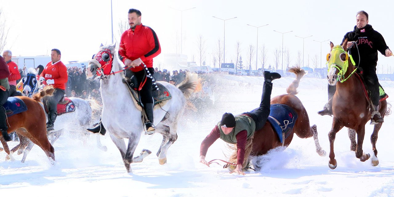 Erzurum'da kar üstünde mahalli at yarışı