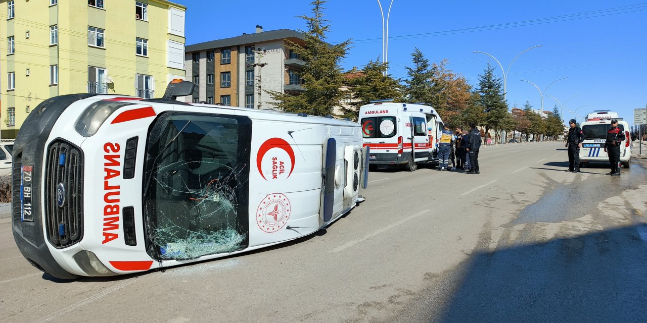 Otomobil ambulansla çarpıştı: 6 yaralı