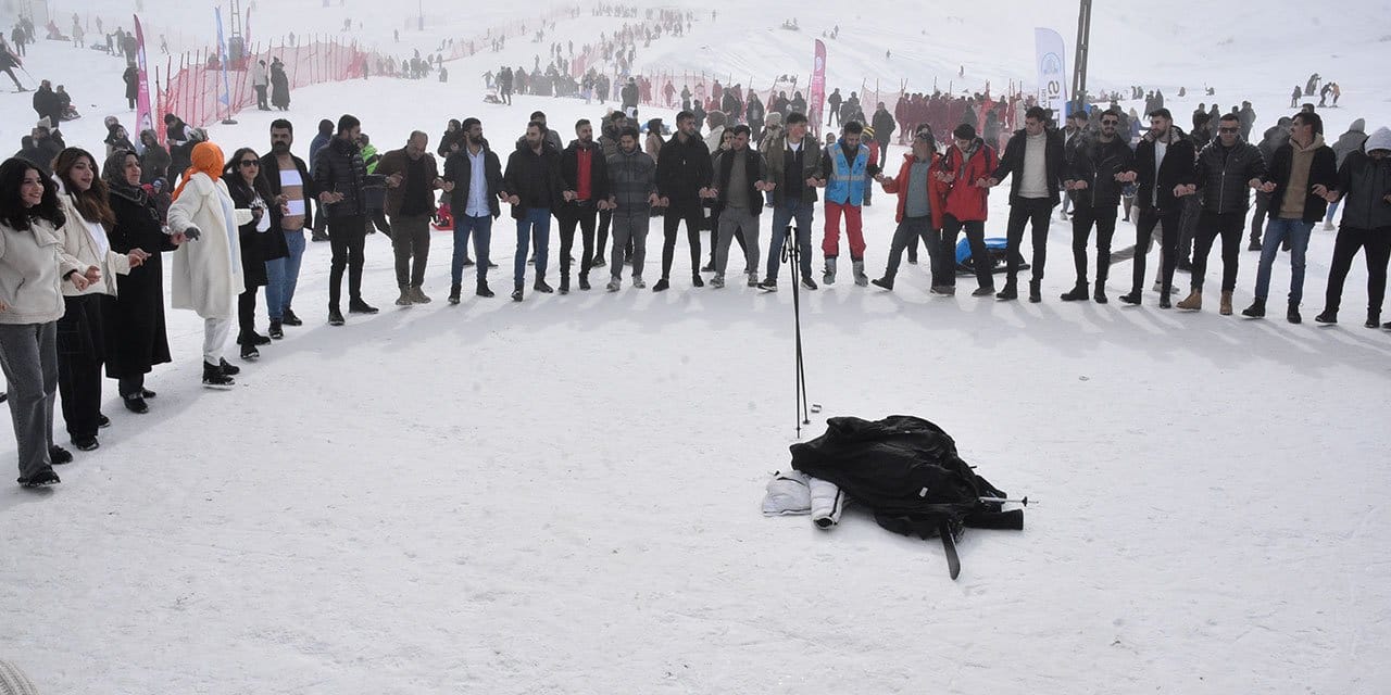 Bitlis'te 'Meşaleli Kayak ve Müzik Festivali' başladı