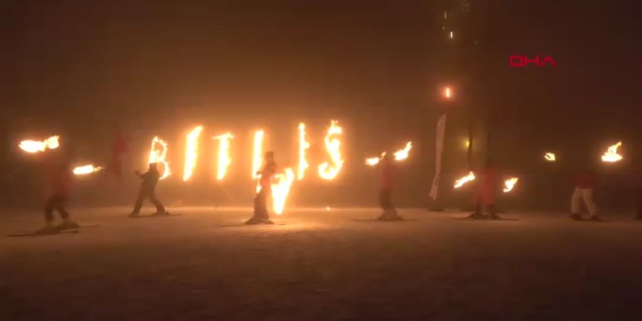 Festivalde kayakçılar meşalelerle gösteri yaptı