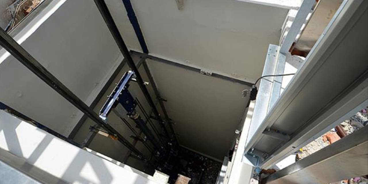 Asansör 5'nci kattan düştü: 5 kişi yaralandı