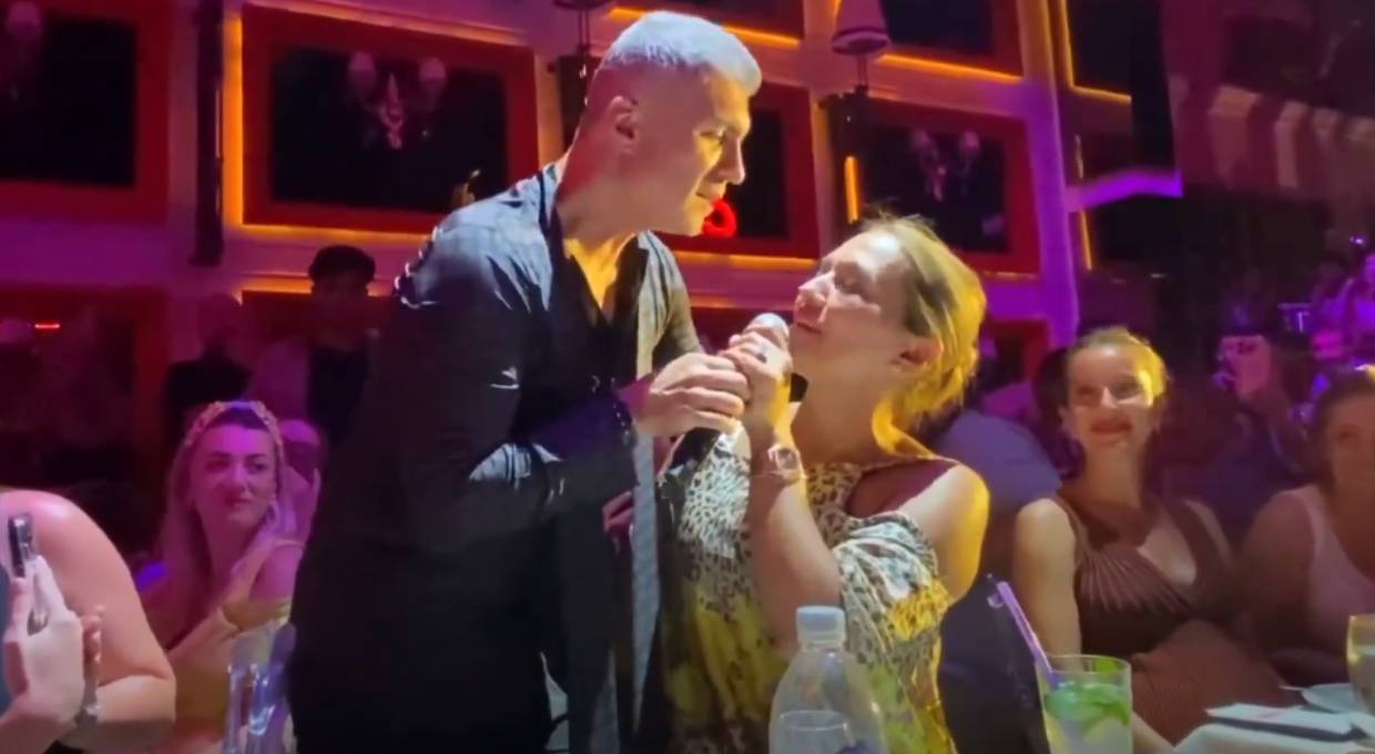 Şiddet iddialarıyla gündemde olan Özcan Deniz'e Demet Akalın'dan destek!