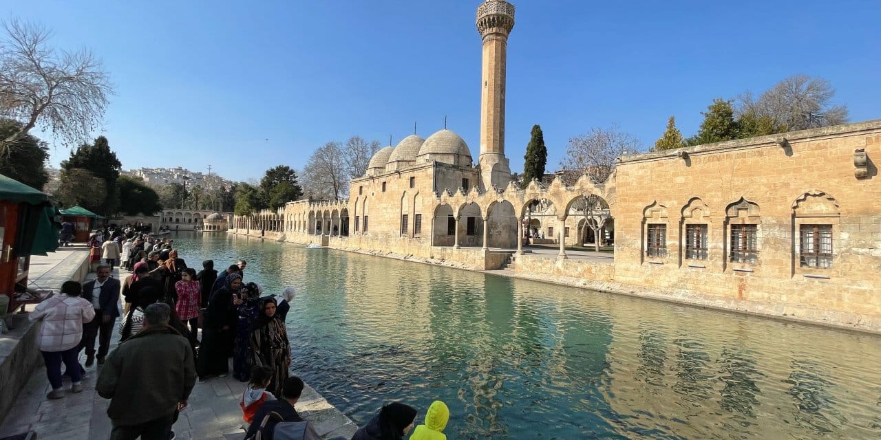 Şanlıurfa'da güneşli havayı fırsat bilenler akın akın "dünyanın en büyük doğal akvaryumu"na koştu