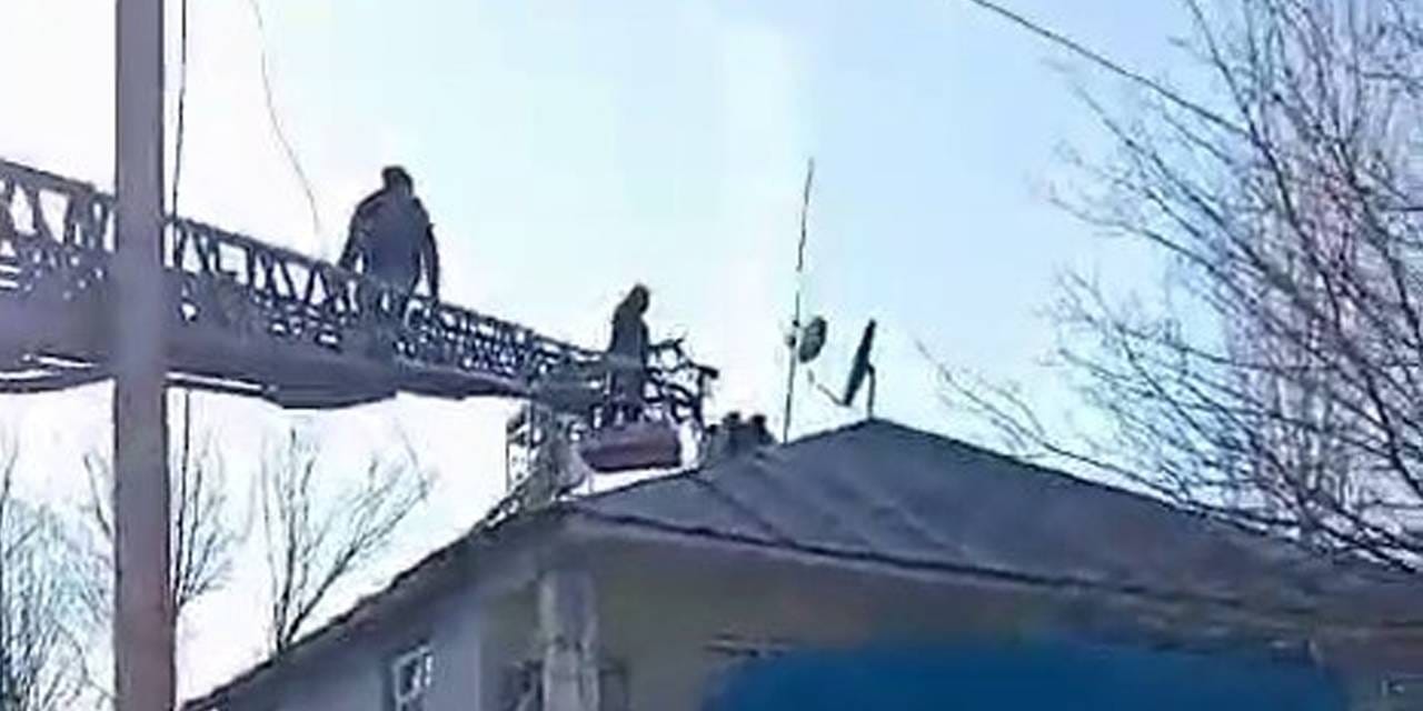 Yangına müdahale eden itfaiye eri çatıdan düştü