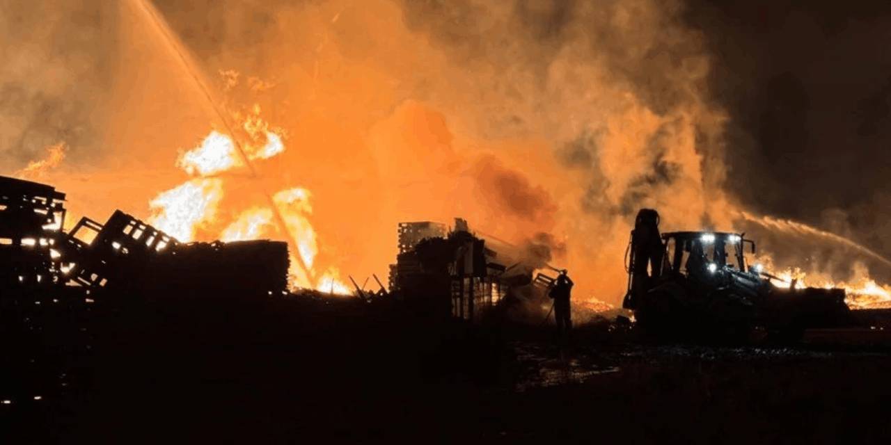 Palet atölyesindeki yangın söndürüldü