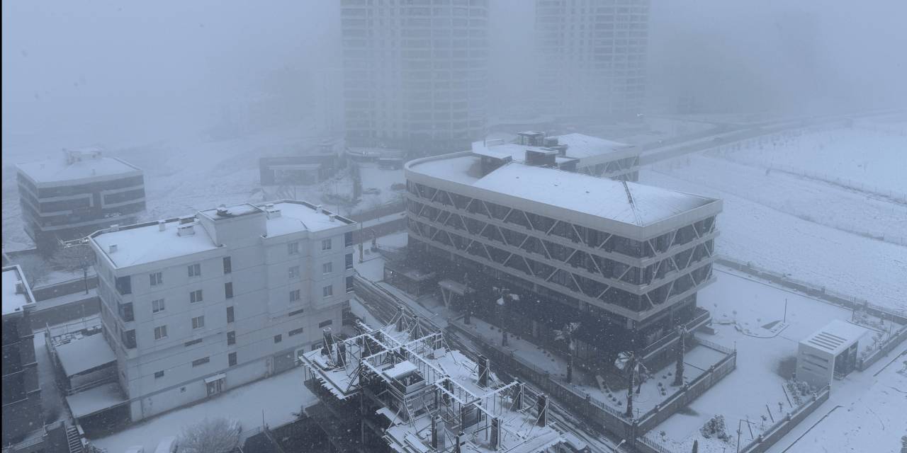 Sahil kenarındaki ilçe bembeyaz oldu