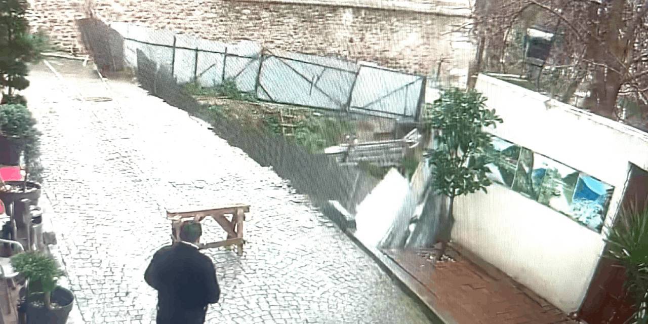 İstanbul'da otelin önü çöktü! O anlar kamerada