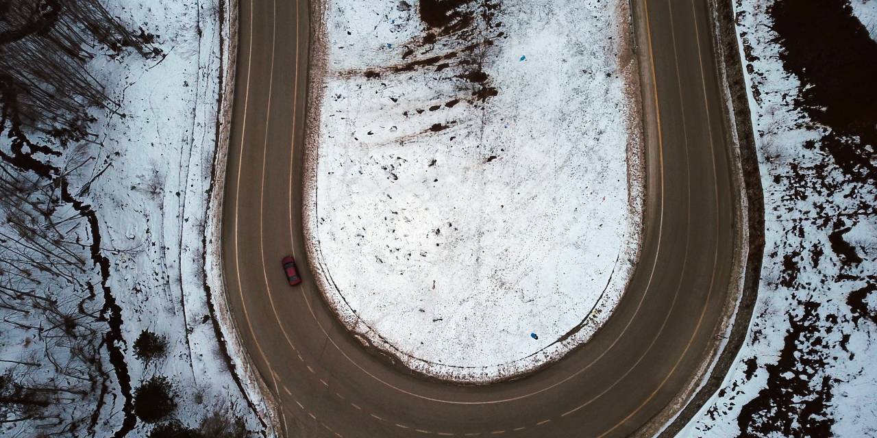 Öyle bir kar yağdı ki motosikletçiler o viraja bir daha uğramadı